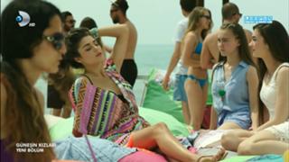 Hande Erçel feet photo 2