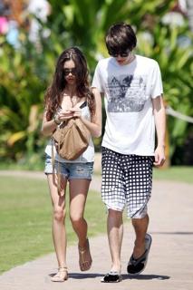 Sarah Hyland feet photo thumbnail