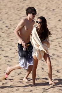 Sarah Hyland feet photo thumbnail