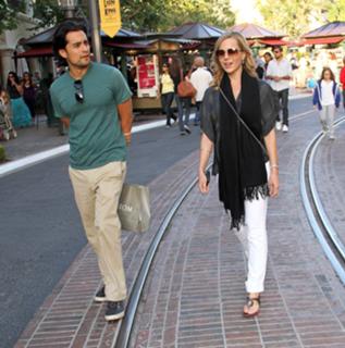 Julie Benz feet photo thumbnail