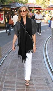 Julie Benz feet photo thumbnail