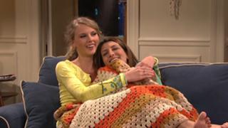 Taylor Swift feet photo thumbnail