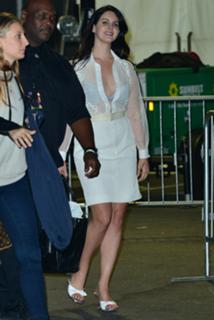 Lana Del Rey feet photo thumbnail
