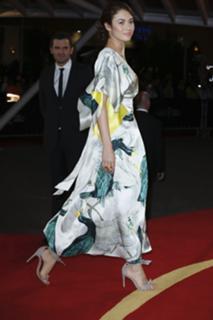 Olga Kurylenko feet photo thumbnail