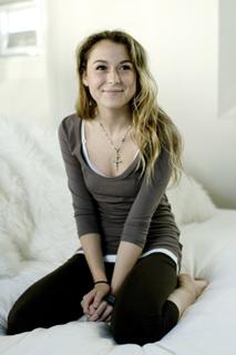 Alexa PenaVega feet photo thumbnail