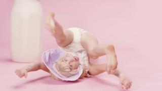 Miley Cyrus feet photo thumbnail