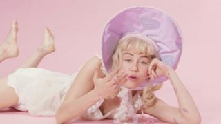 Miley Cyrus feet photo thumbnail