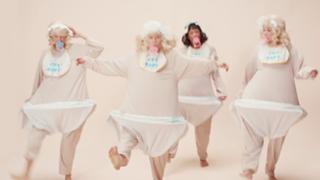 Miley Cyrus feet photo thumbnail