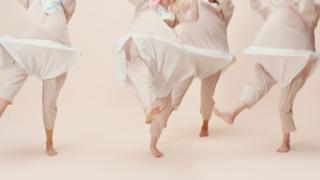Miley Cyrus feet photo thumbnail