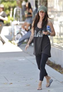 Megan Fox feet photo thumbnail