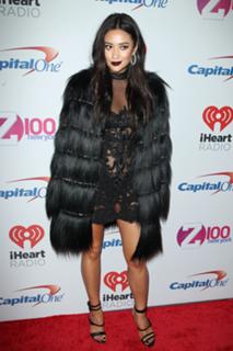 Shay Mitchell feet photo thumbnail