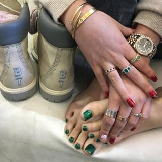 Bella Thorne feet photo thumbnail