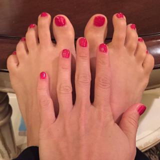 Carrie Underwood feet photo thumbnail