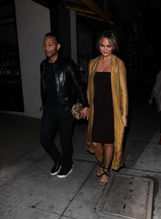 Chrissy Teigen feet photo thumbnail