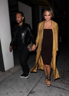 Chrissy Teigen feet photo thumbnail