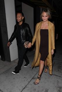 Chrissy Teigen feet photo thumbnail