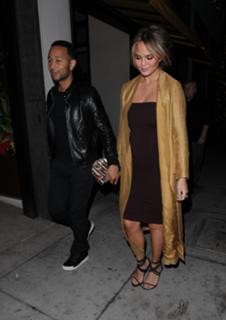 Chrissy Teigen feet photo thumbnail