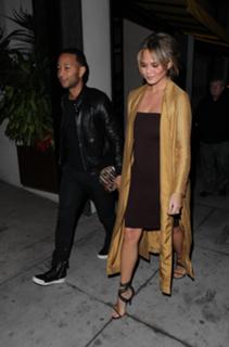 Chrissy Teigen feet photo thumbnail