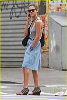 Jessica Alba feet photo thumbnail