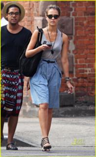 Jessica Alba feet photo thumbnail