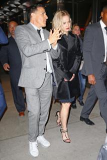 Jennifer Lawrence feet photo thumbnail