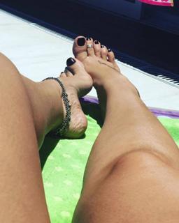 Karin Klemp feet photo thumbnail