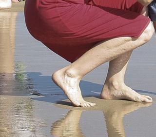 Ellen Pompeo feet photo thumbnail