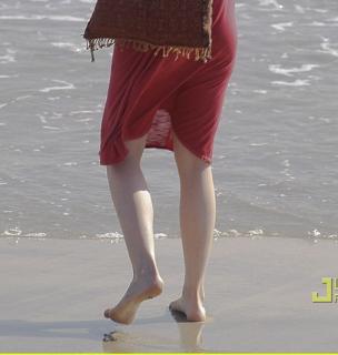 Ellen Pompeo feet photo thumbnail