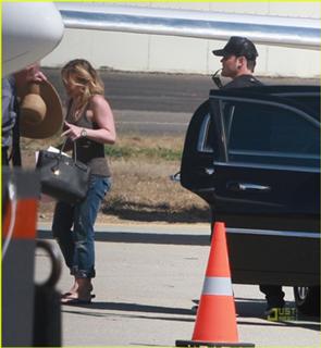 Hilary Duff feet photo thumbnail