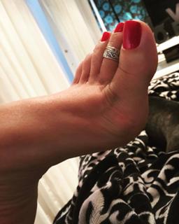 Karin Klemp feet photo thumbnail