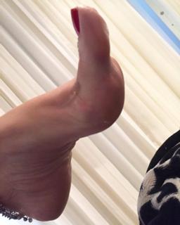 Karin Klemp feet photo thumbnail