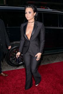 Demi Lovato feet photo thumbnail