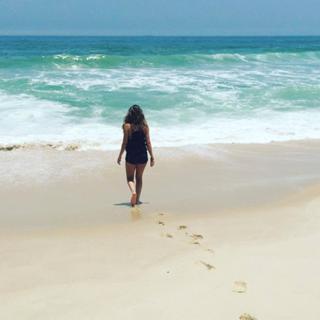 Juliana Paiva feet photo thumbnail