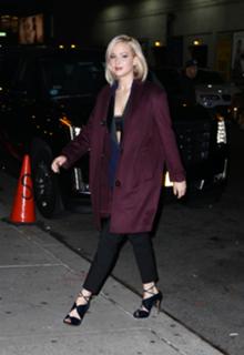 Jennifer Lawrence feet photo thumbnail