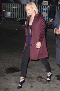Jennifer Lawrence feet photo thumbnail