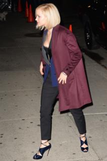 Jennifer Lawrence feet photo thumbnail