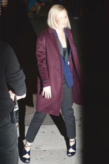 Jennifer Lawrence feet photo thumbnail