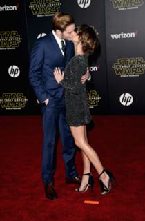 Sarah Hyland feet photo thumbnail