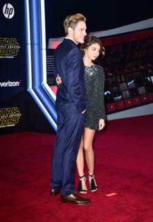 Sarah Hyland feet photo thumbnail