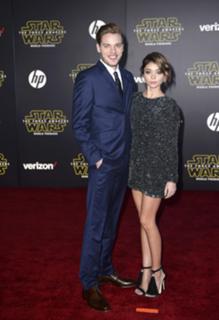 Sarah Hyland feet photo thumbnail
