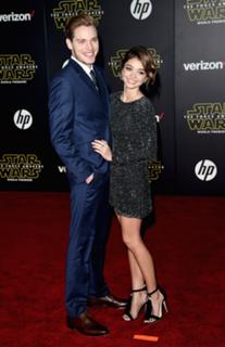 Sarah Hyland feet photo thumbnail