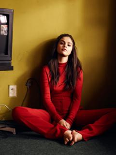 Selena Gomez feet photo thumbnail