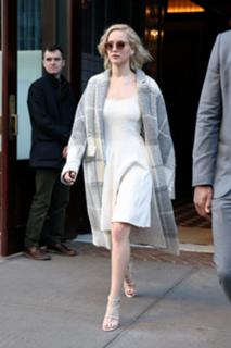 Jennifer Lawrence feet photo thumbnail