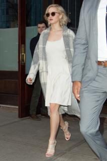 Jennifer Lawrence feet photo thumbnail