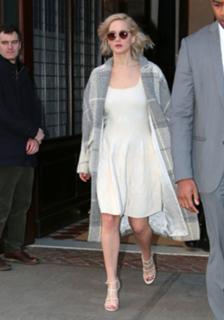 Jennifer Lawrence feet photo thumbnail