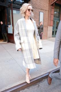 Jennifer Lawrence feet photo thumbnail