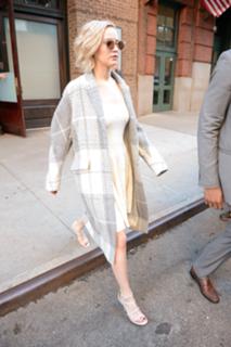 Jennifer Lawrence feet photo thumbnail