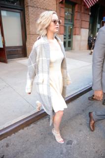 Jennifer Lawrence feet photo thumbnail