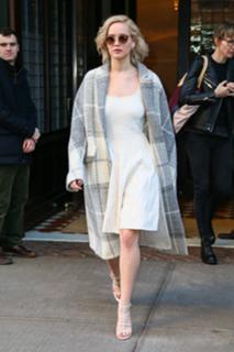 Jennifer Lawrence feet photo thumbnail