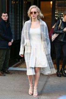 Jennifer Lawrence feet photo thumbnail